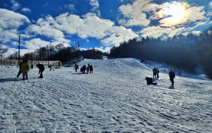 Kartepe Kayak Merkezi’nde başlangıç seviyesine uygun pistlerde kayak yapan ziyaretçiler